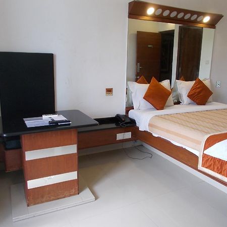 Lotus Comfort - A Pondy Hotel Puducherry Buitenkant foto