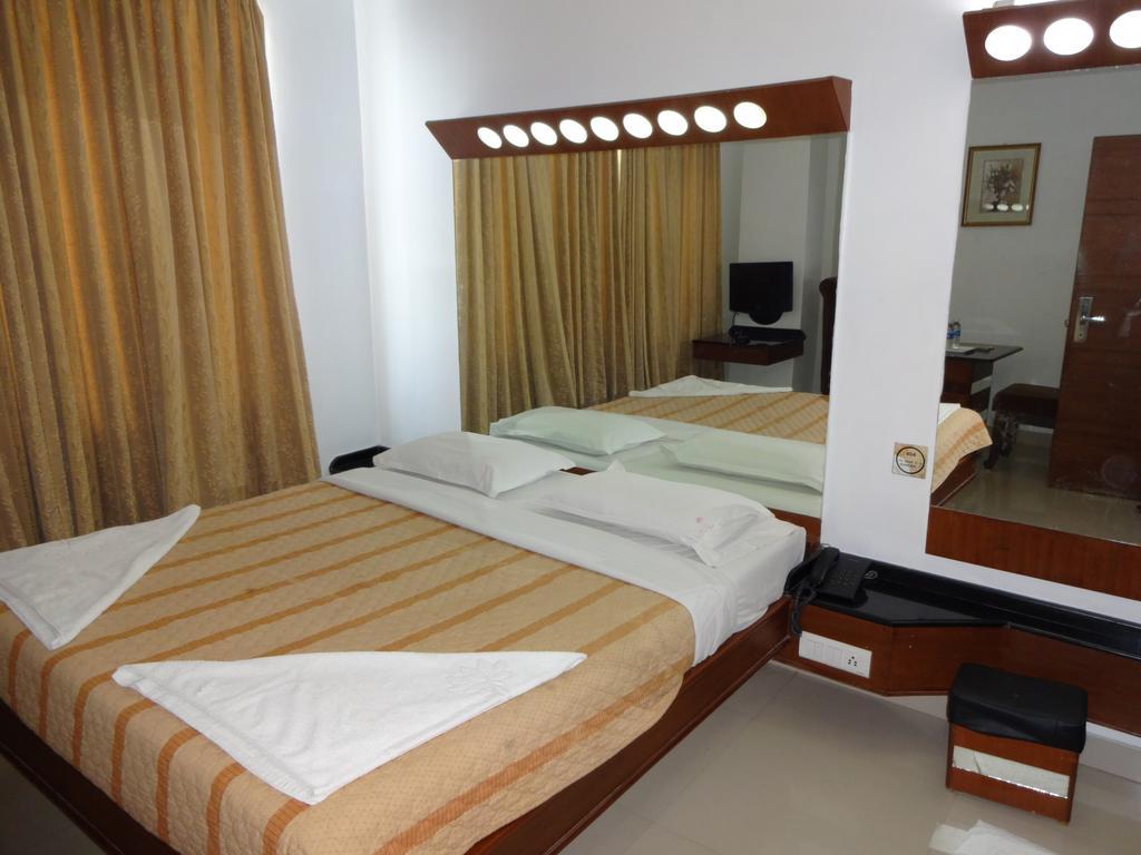 Lotus Comfort - A Pondy Hotel Puducherry Buitenkant foto