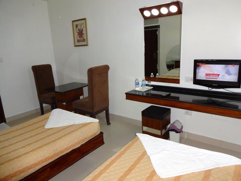 Lotus Comfort - A Pondy Hotel Puducherry Buitenkant foto
