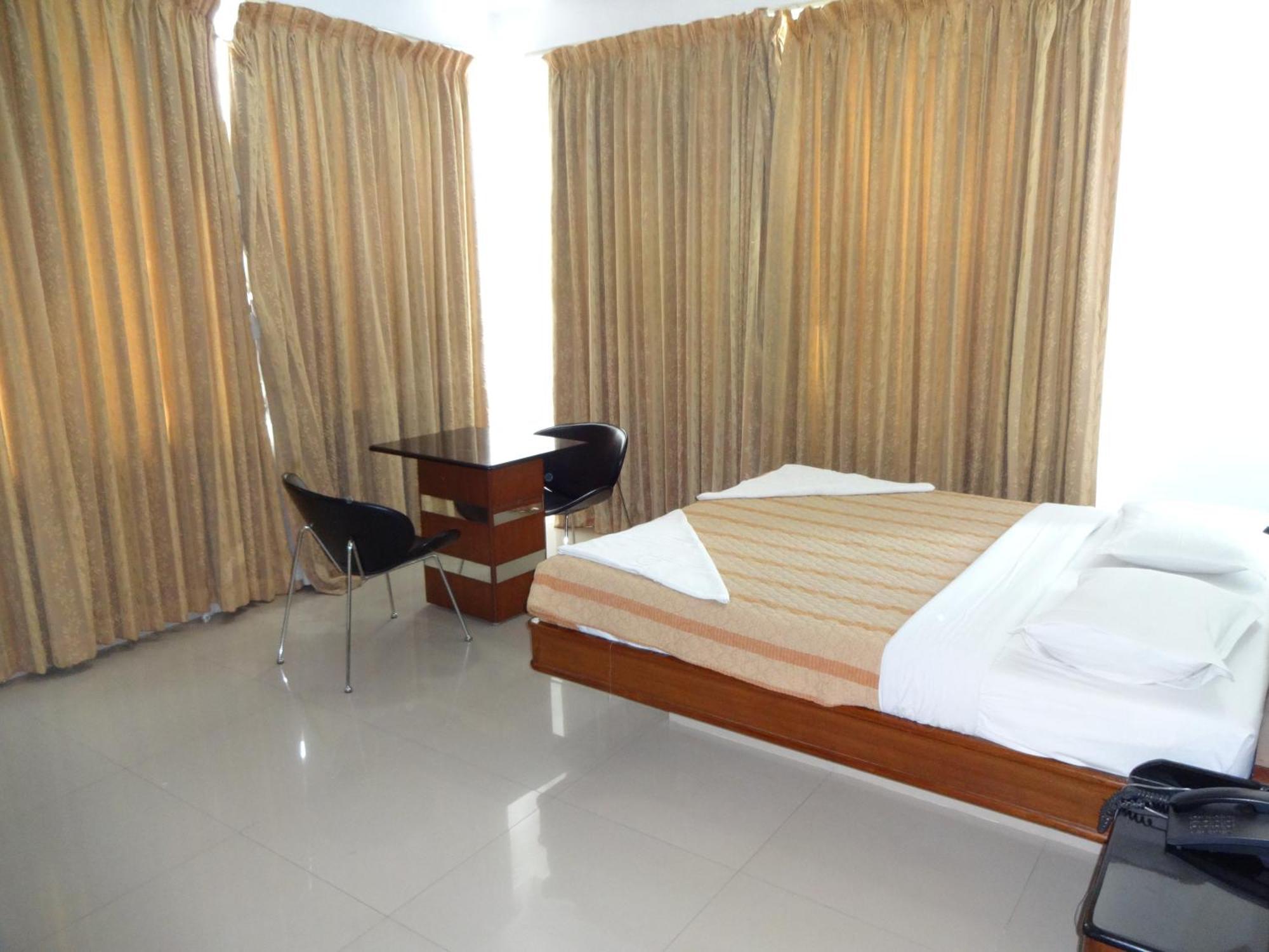 Lotus Comfort - A Pondy Hotel Puducherry Buitenkant foto