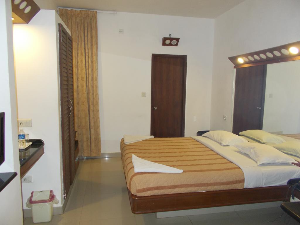 Lotus Comfort - A Pondy Hotel Puducherry Buitenkant foto