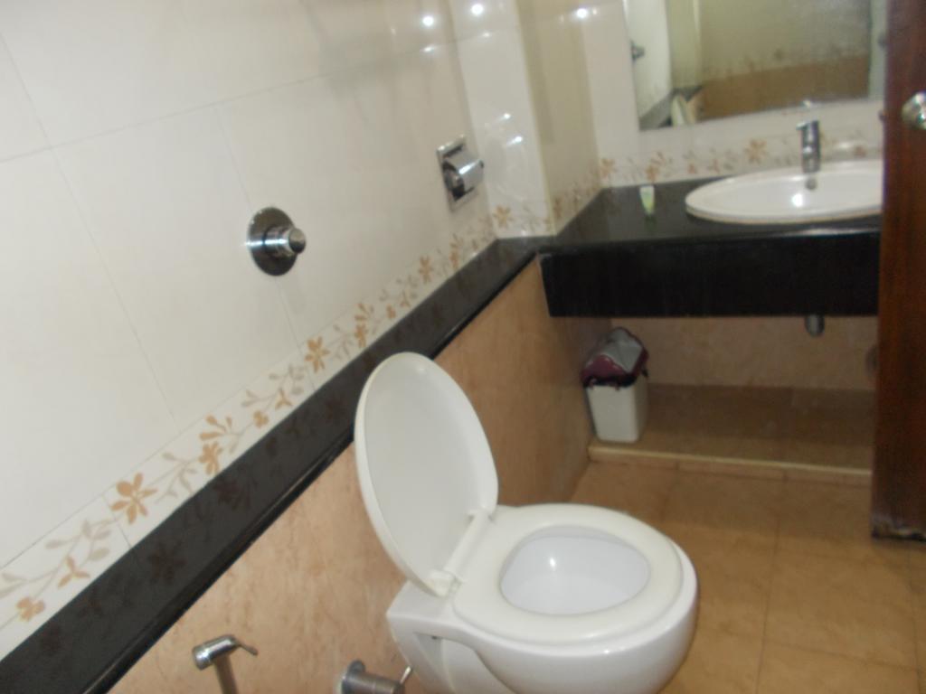 Lotus Comfort - A Pondy Hotel Puducherry Buitenkant foto