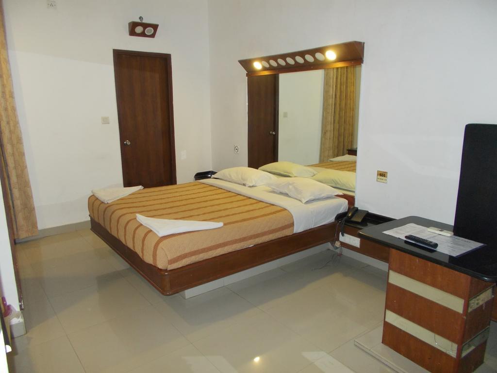 Lotus Comfort - A Pondy Hotel Puducherry Buitenkant foto
