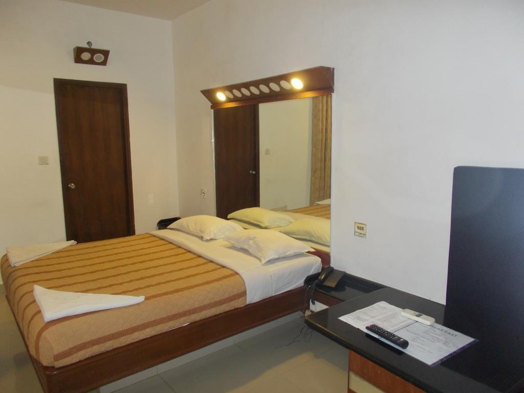 Lotus Comfort - A Pondy Hotel Puducherry Buitenkant foto