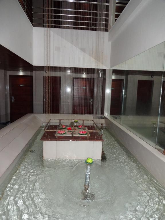 Lotus Comfort - A Pondy Hotel Puducherry Buitenkant foto